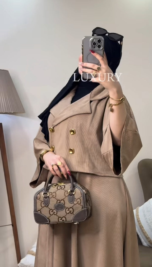 طقم "الأناقة الفاخرة" قطعتين: بليزر كروب قصير وفستان ماكسي محتشم - أزياء نسائية فاخرة ومحتشمة بالمغرب