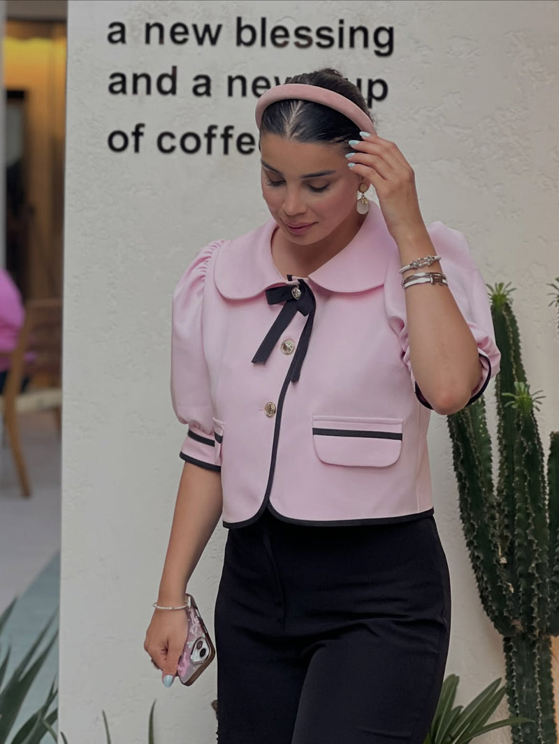 طقم "ماري كوين" الفاخر قطعتين (جاكيت كريب باربي وتنورة ماكسي بيضاء) yourswomanswear