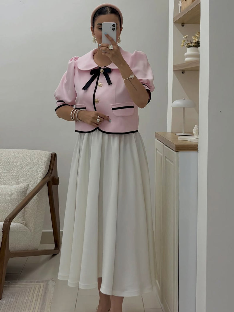طقم "ماري كوين" الفاخر قطعتين (جاكيت كريب باربي وتنورة ماكسي بيضاء) yourswomanswear