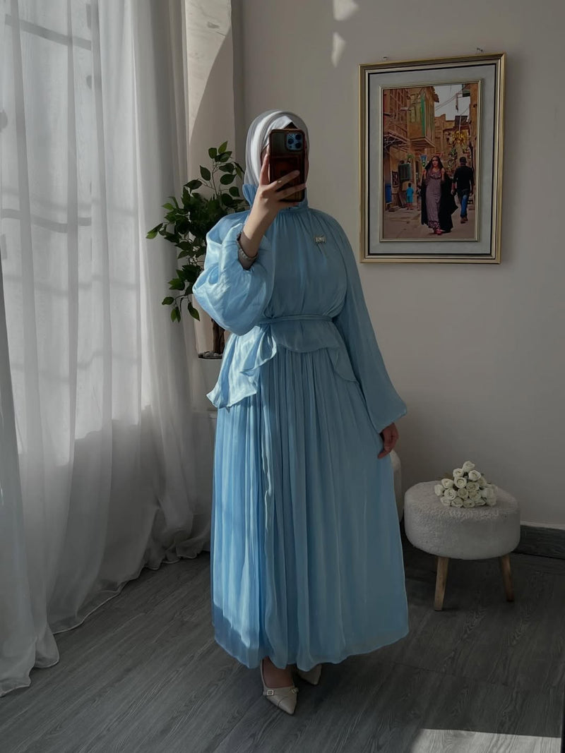 فستان "النعومة" الراقٍ بياقة عالية وتكسيرات بليسيه ملكية انسيابية - أزياء نسائية فاخرة ومحتشمة بالمغرب