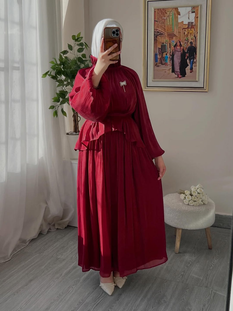 فستان "النعومة" الراقٍ بياقة عالية وتكسيرات بليسيه ملكية انسيابية - أزياء نسائية فاخرة ومحتشمة بالمغرب