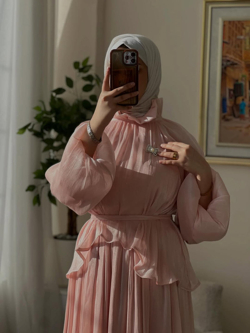 فستان "النعومة" الراقٍ بياقة عالية وتكسيرات بليسيه ملكية انسيابية - أزياء نسائية فاخرة ومحتشمة بالمغرب