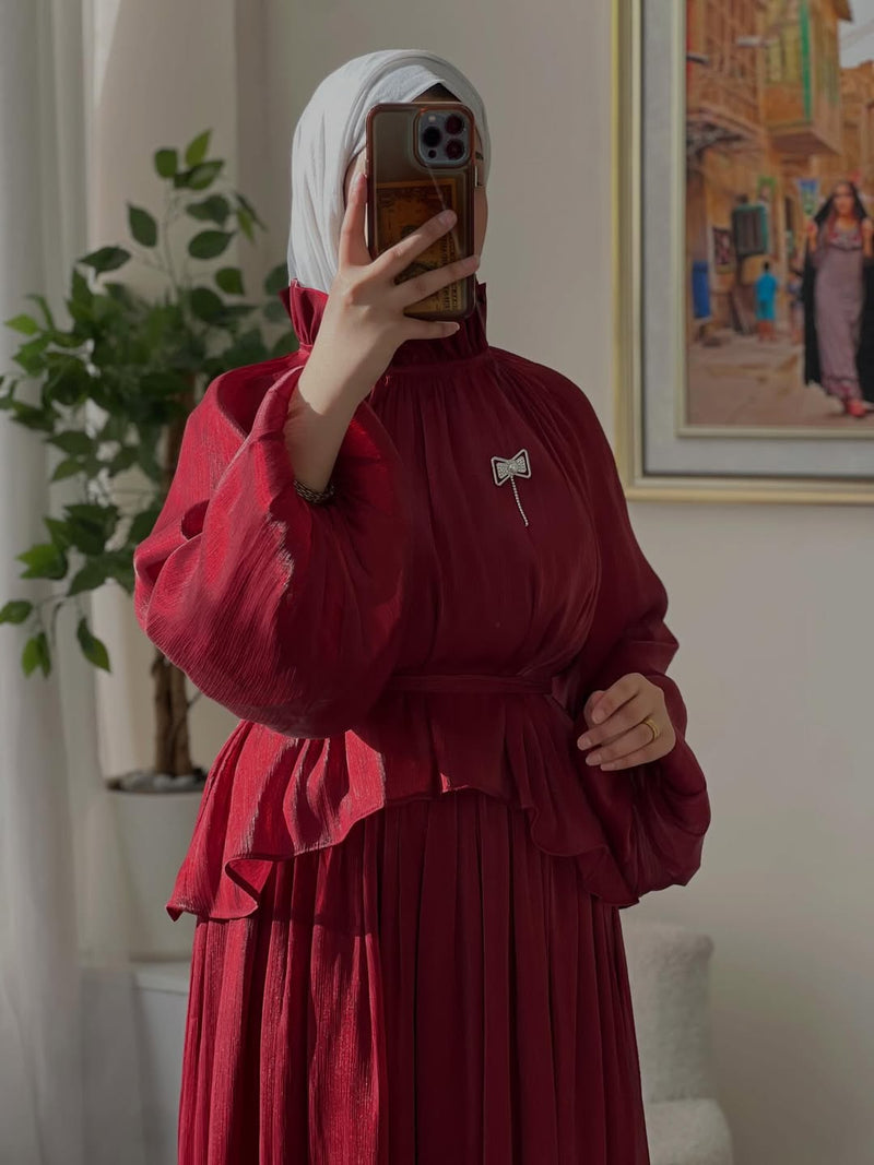 فستان "النعومة" الراقٍ بياقة عالية وتكسيرات بليسيه ملكية انسيابية - أزياء نسائية فاخرة ومحتشمة بالمغرب