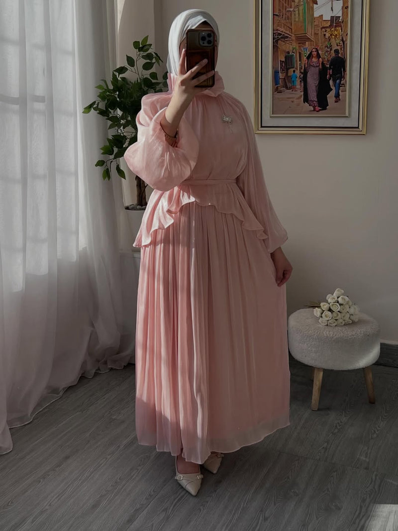 فستان "النعومة" الراقٍ بياقة عالية وتكسيرات بليسيه ملكية انسيابية - أزياء نسائية فاخرة ومحتشمة بالمغرب