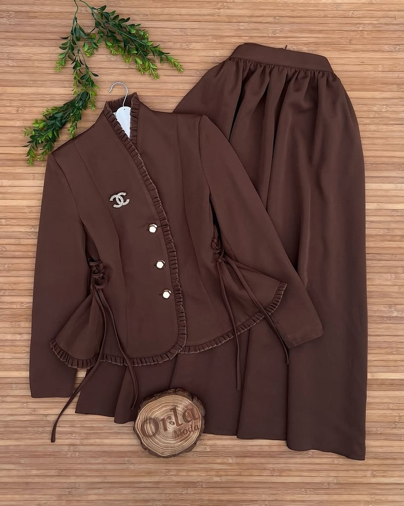 طقم "سيلين" الملكي قطعتين (جاكيت مخصر + تنورة طويلة) yourswomanswear